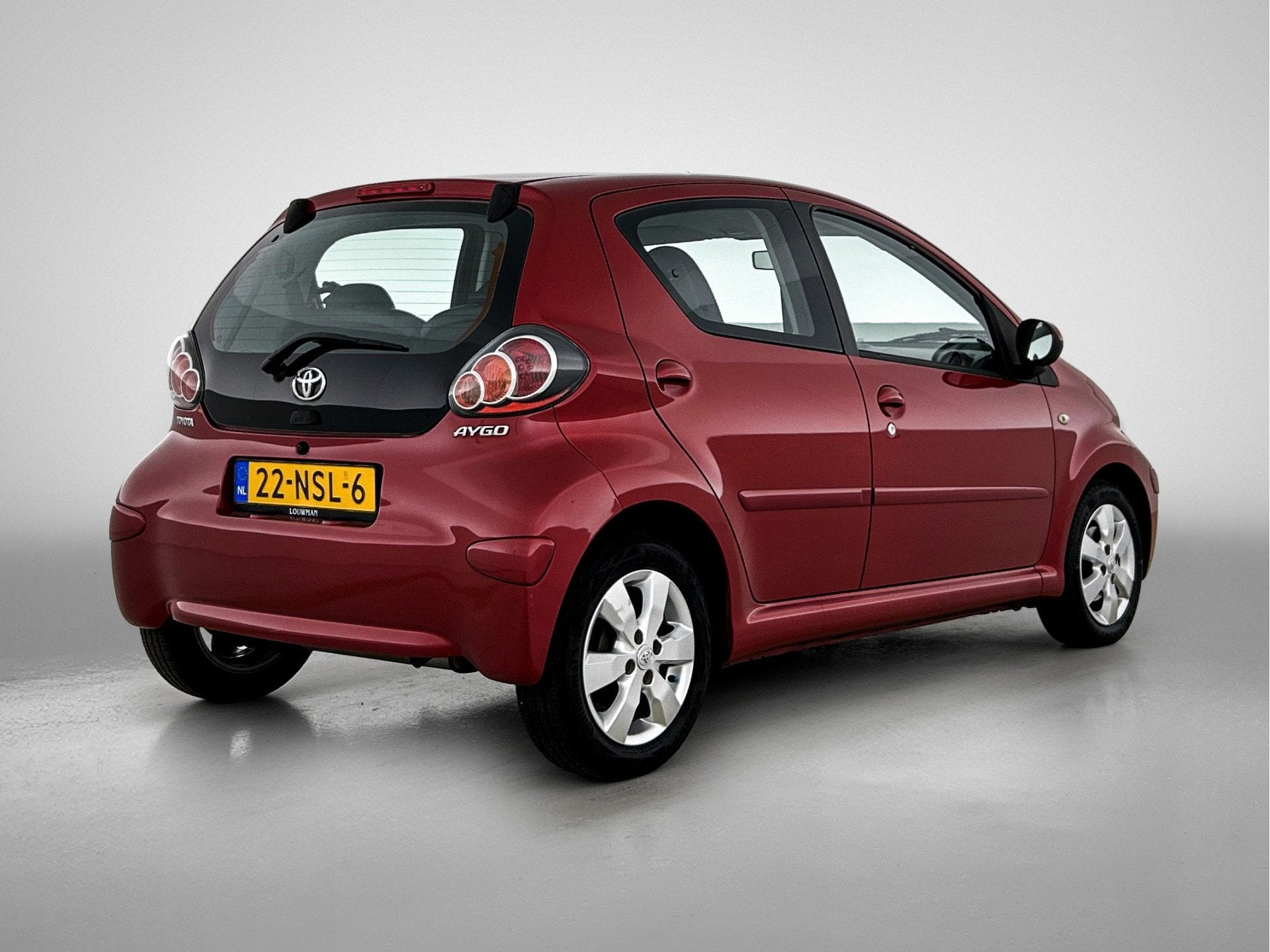 Toyota Aygo 1.0-12V Aspiration Red Automaat | Half Lederen b, Auto's, Toyota, Zwart, 4 stoelen, 68 pk, Origineel Nederlands