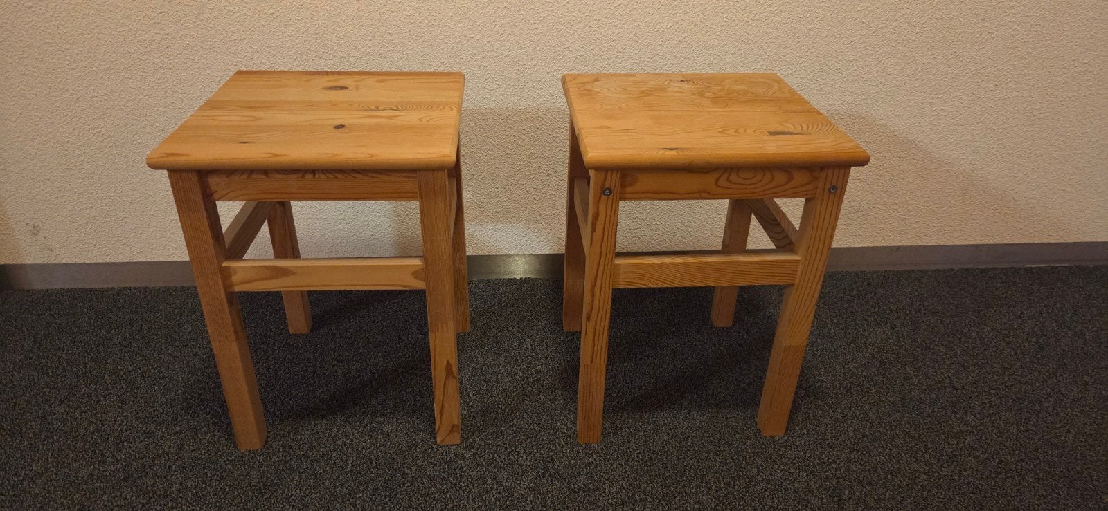 2 kleine houten tafeltjes, 30x30x44 cm, Ophalen, Minder dan 45 cm, Minder dan 55 cm, Gebruikt