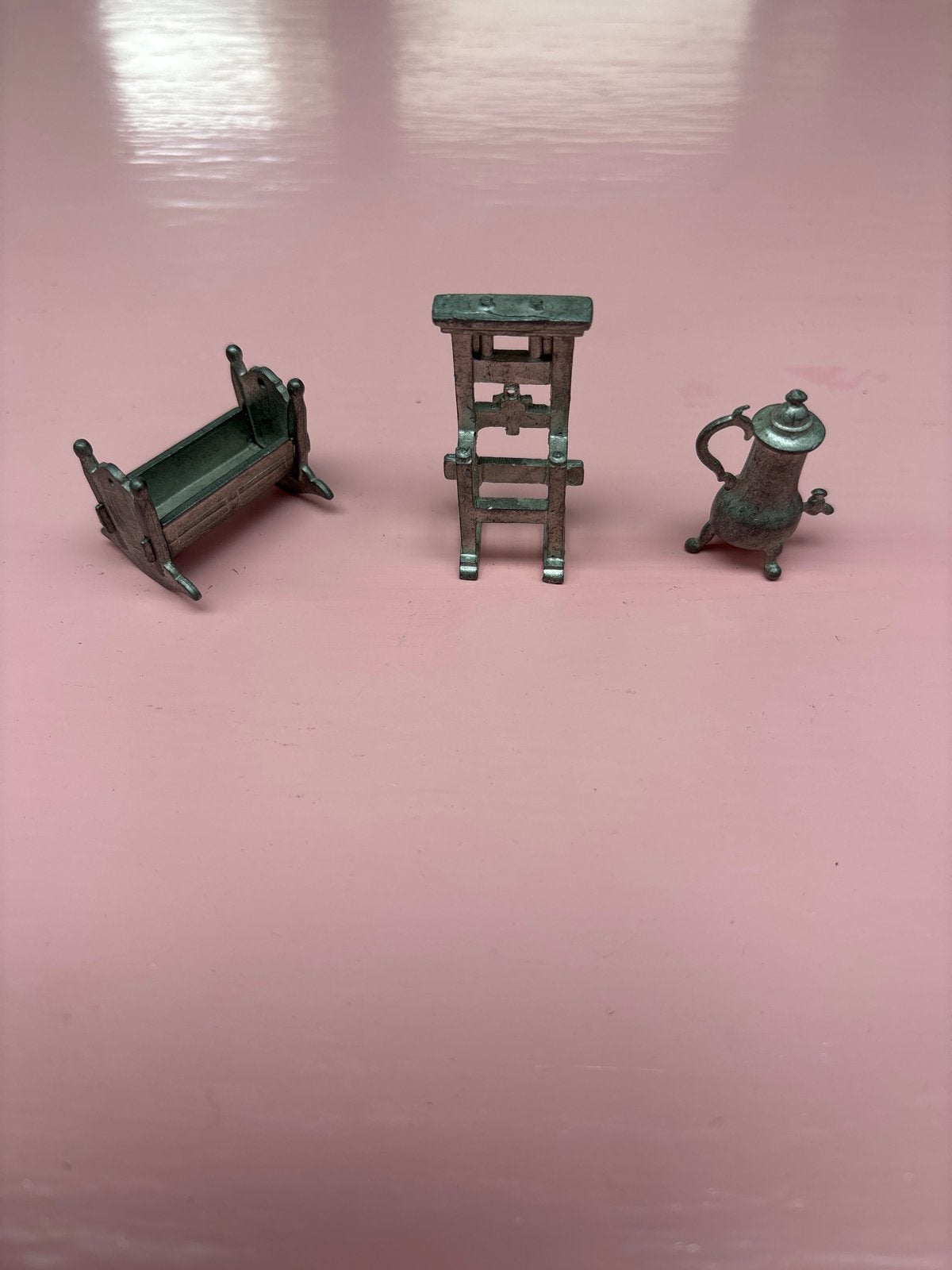Set van 3 tinnen miniaturen: wieg, linnenpers en theepot, Antiek en Kunst, Ophalen of Verzenden