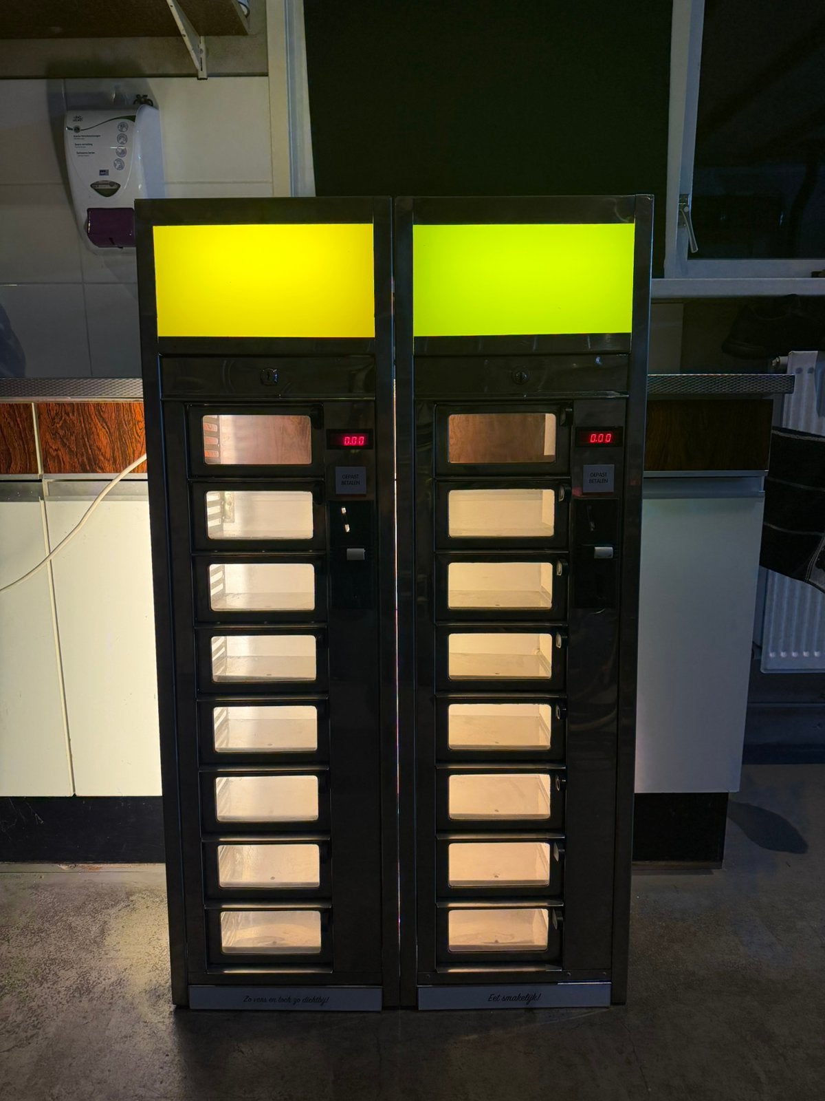 Snackmuur Snackautomaat automatiek loketautomaat FEBO, Ophalen