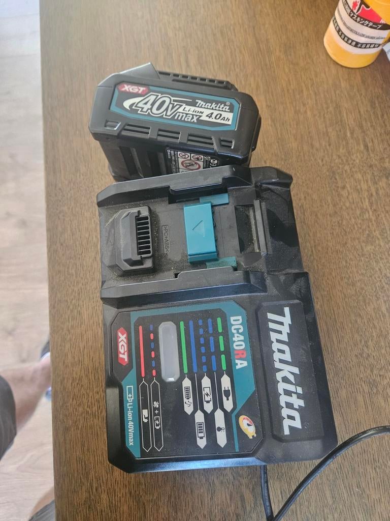 Makita DC40RA Oplader met 40V 4.0Ah Accu (Zo goed als nieuw), Doe-het-zelf en Verbouw, Gereedschap | Machine-onderdelen en Toebehoren