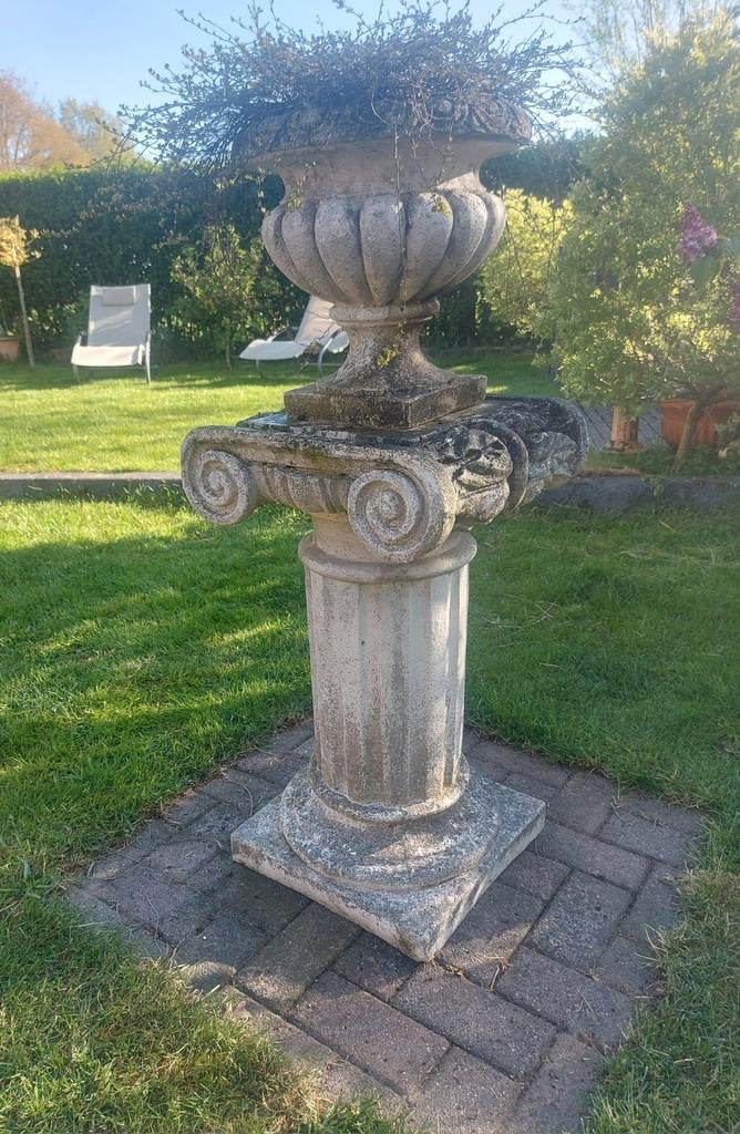 Oude grote zware zuil met tuinvaas mooi verweerd, Antiek en Kunst, Ophalen