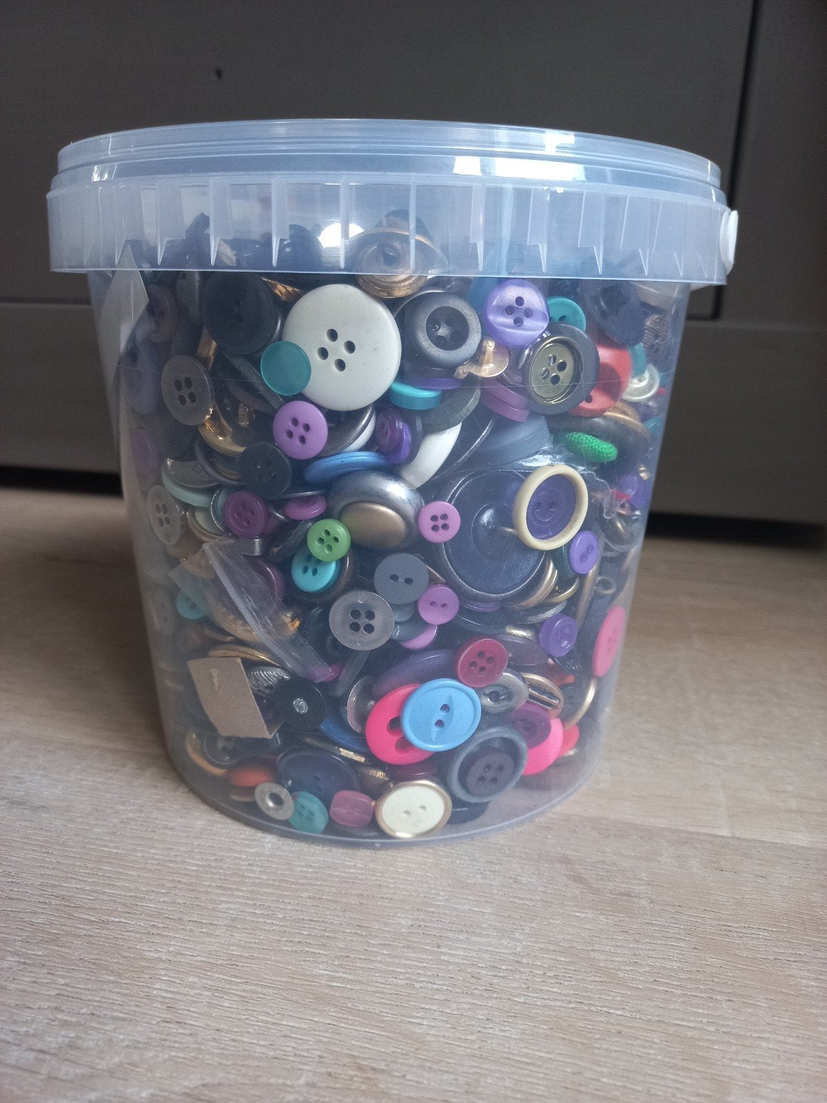 Grote verzameling knopen in diverse kleuren en maten, Ophalen of Verzenden, Gebruikt, Knoop of Knopen