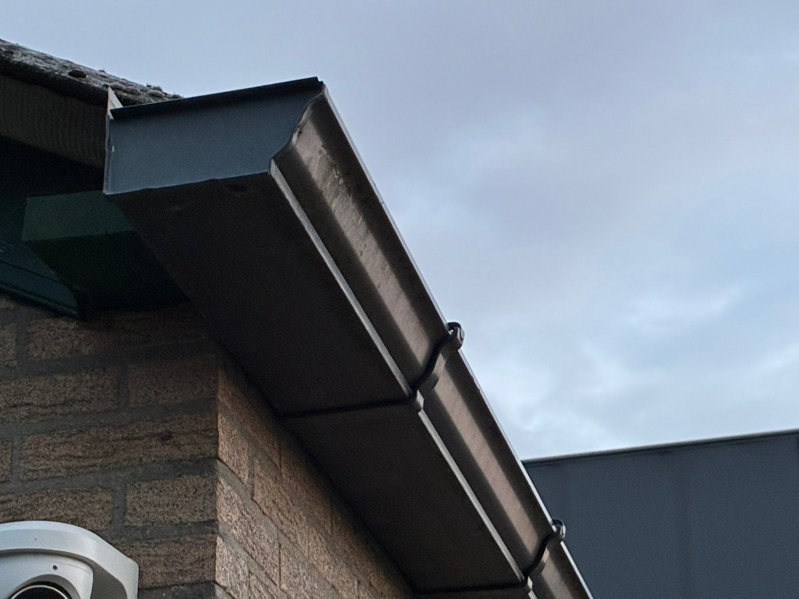 Aluminium  dakgoot aan een stuk 12 meter, Ophalen, Zo goed als nieuw, Zwart, 15 m² of meer