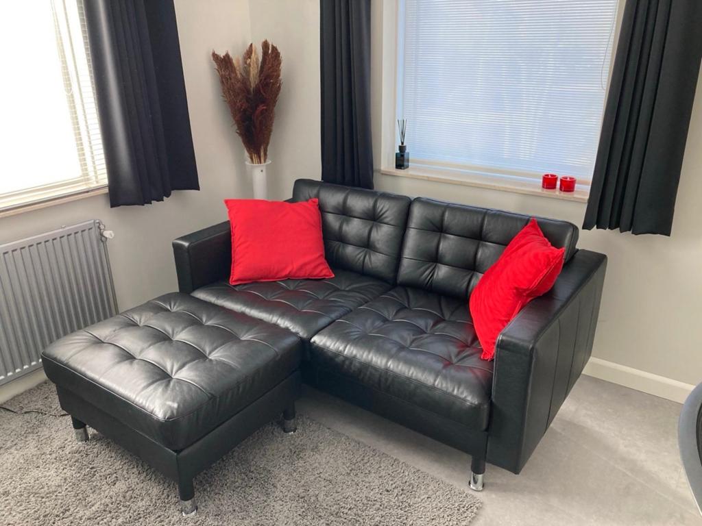 Zwart leren bankje met losse hocker, Ophalen, Gebruikt, 150 tot 200 cm, Tweepersoons