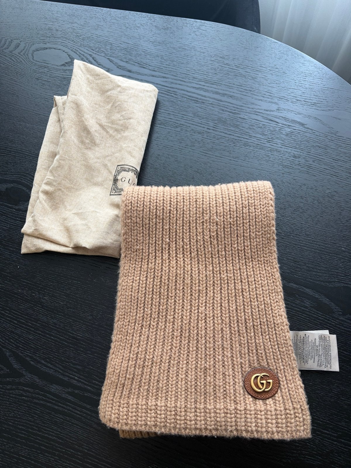 Gucci GG Emblem Sjaal 100% Kasjmier Camel/Taupe, Kleding | Dames, Ophalen of Verzenden, Zo goed als nieuw, Maat 38/40 (M), Sjaal