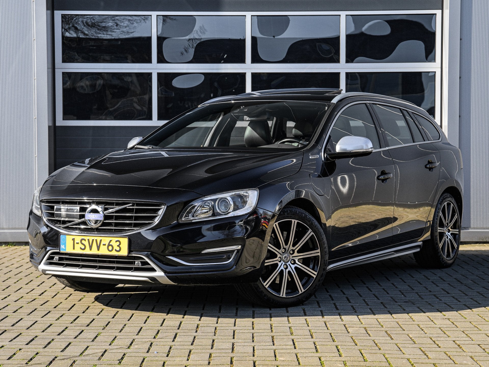 Volvo V60 2.4 D6 AWD Plug-In Hybrid Summum | Leder | Schuifd, Automaat, Zwart, Zwart, 11 kWh