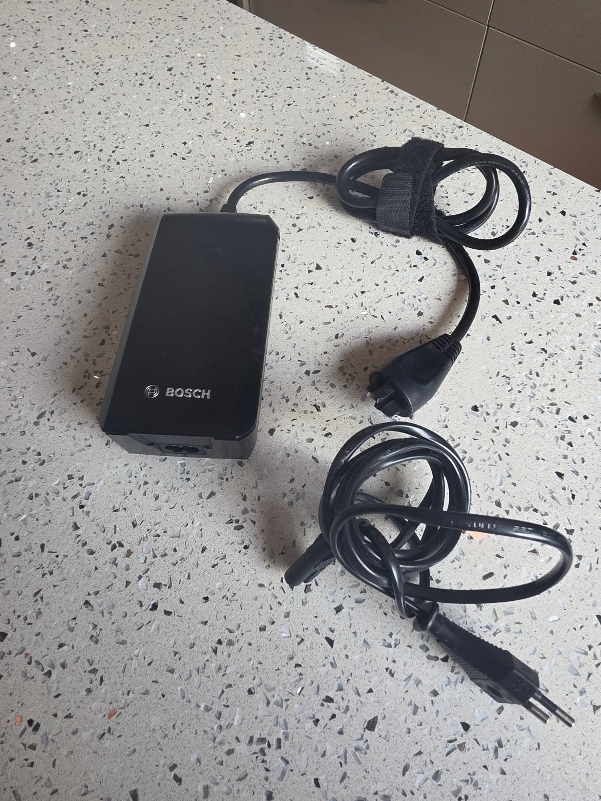 Bosch Compact Acculader 2A - E-bike oplader met netsnoer, Zo goed als nieuw