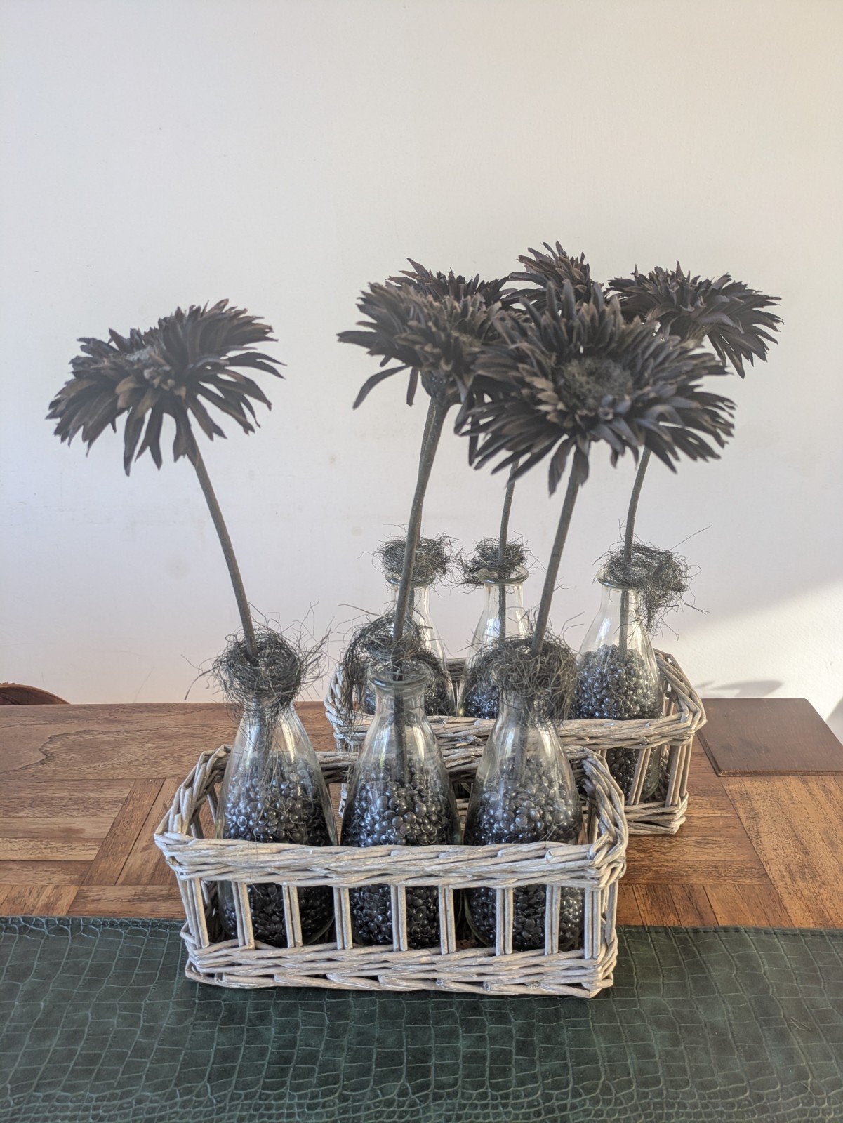 Decoratieve set: 6 flessen met kunstbloemen in mand, Gebruikt, Meerkleurig, Ophalen of Verzenden, Landelijk