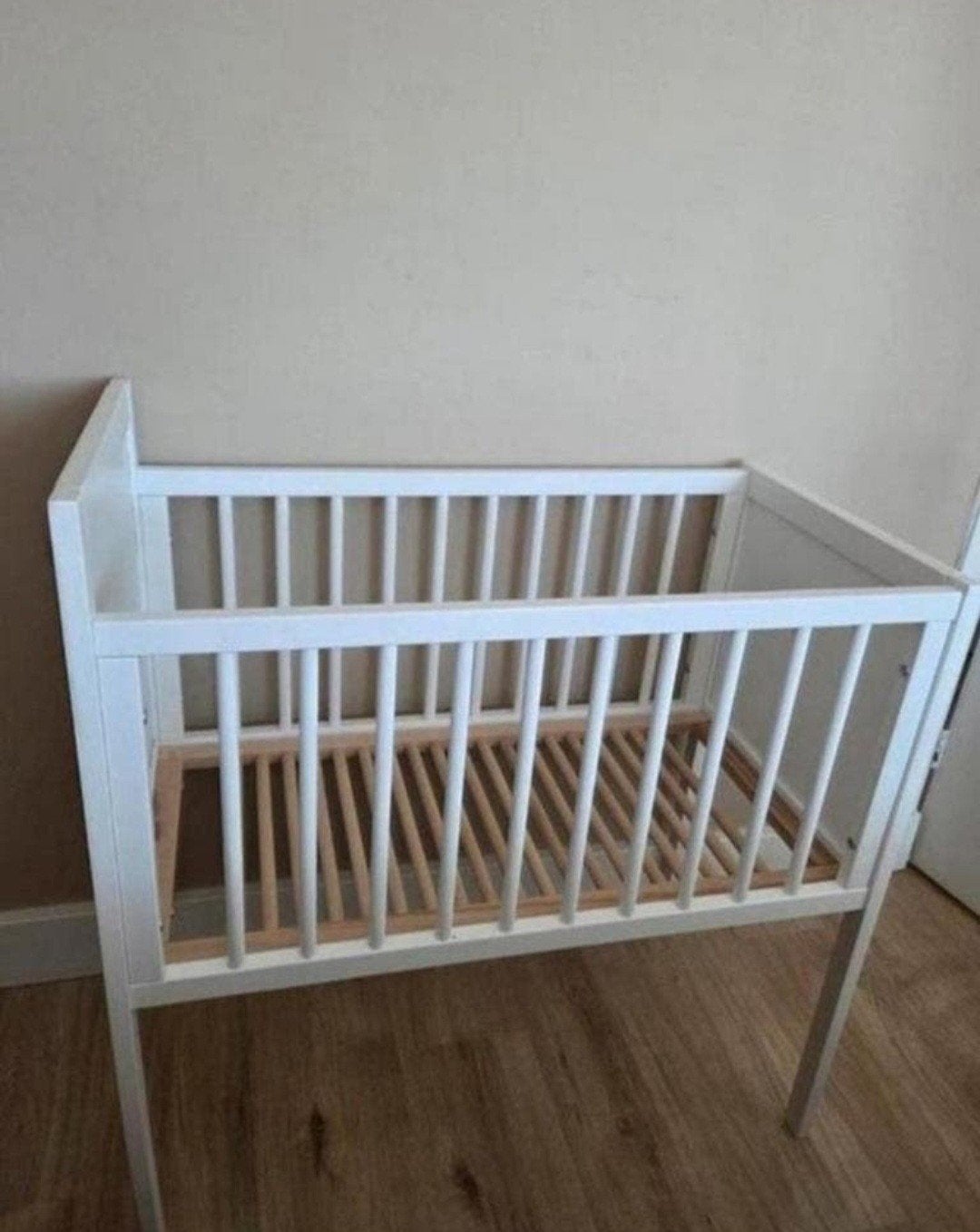 Baby wieg wiegje bedje wit matras hoeslakens, Ophalen, Zo goed als nieuw, Wieg