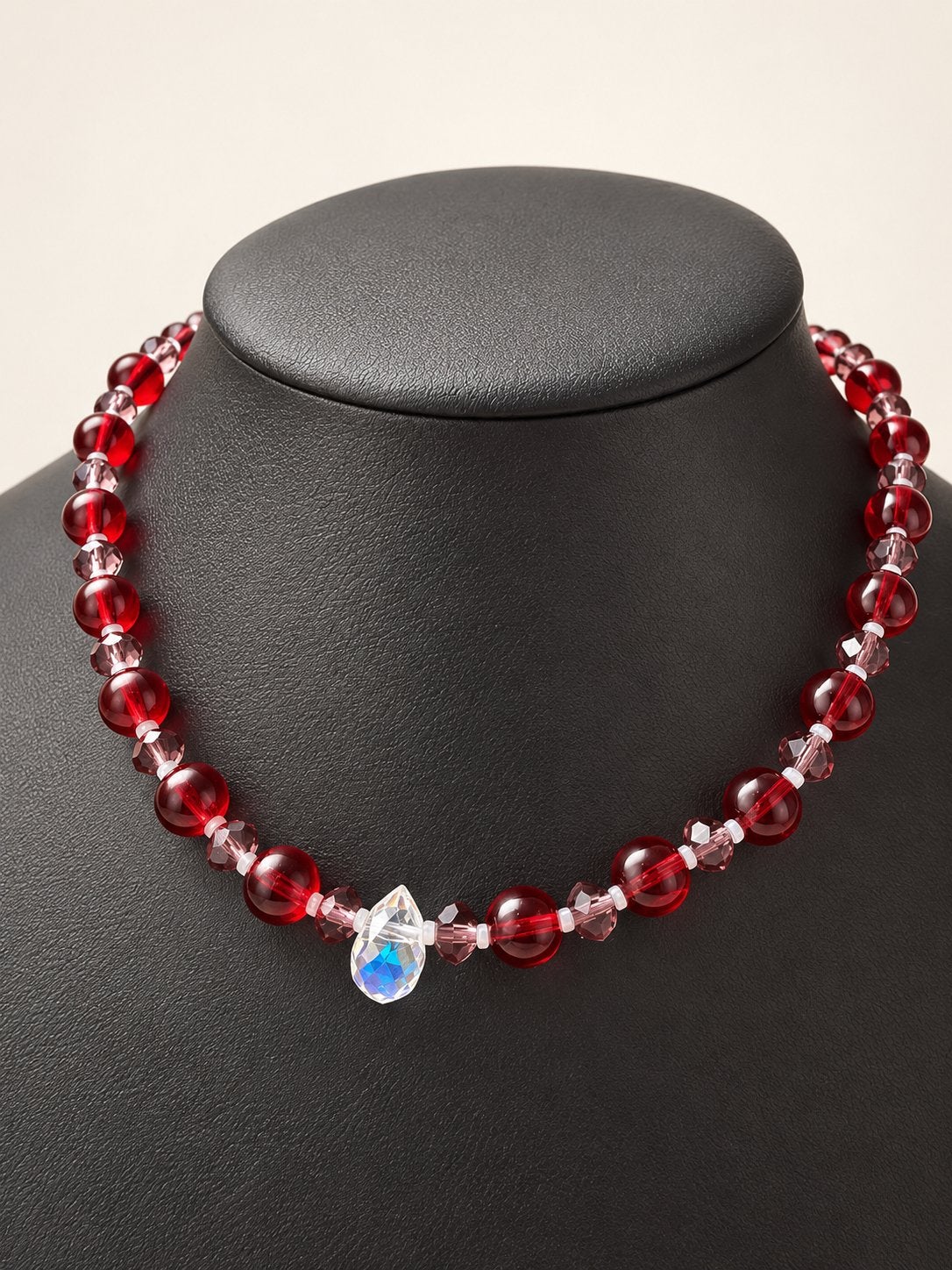 Elegante Rode Kralen Ketting met Kristallen Hanger, Met kristal, Kunststof, Ophalen of Verzenden, Zo goed als nieuw