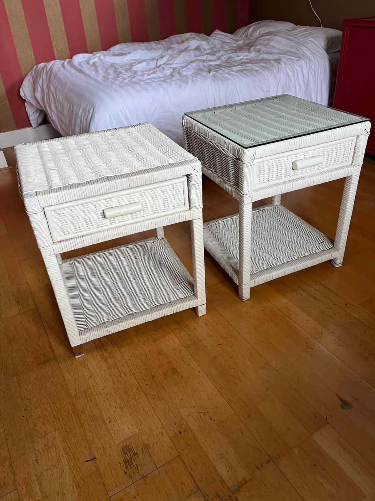 2 witte rotan nachtkastjes met lade, Ophalen, Overige materialen, Gebruikt, 55 tot 70 cm