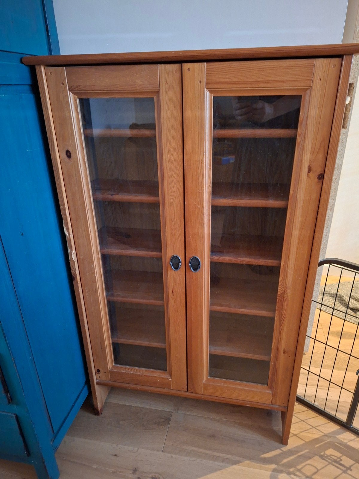 Houten cd kast ikea leksvik met glazen deuren en planken, Ophalen, Glas, 50 tot 100 cm, 25 tot 50 cm