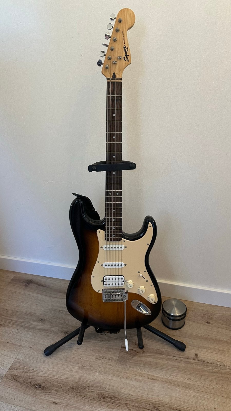 Squier Bullet Strat elektrische gitaar inclusief standaard, Muziek en Instrumenten, Ophalen of Verzenden, Zo goed als nieuw, Solid body