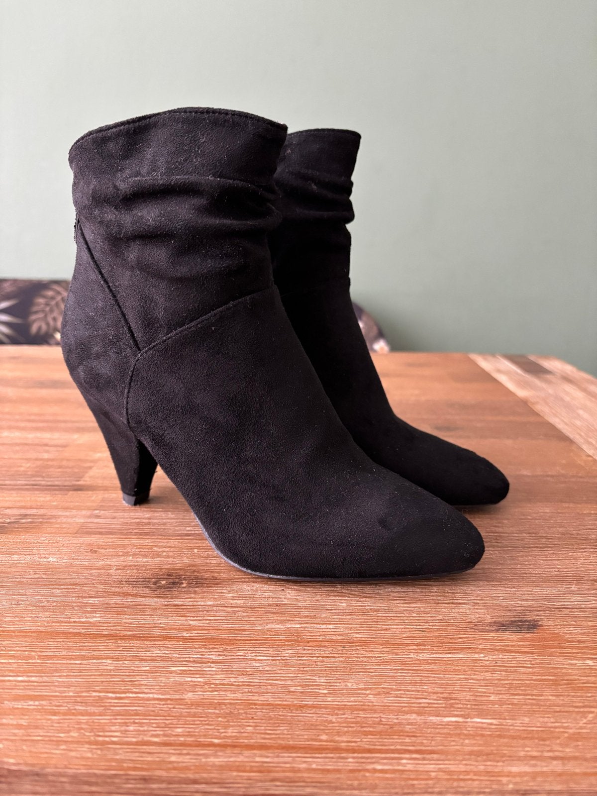 Zwarte suède enkellaarsjes met hak maat 38, Kleding | Dames, Zwart, Lage of Enkellaarzen, Nieuw, Ophalen of Verzenden