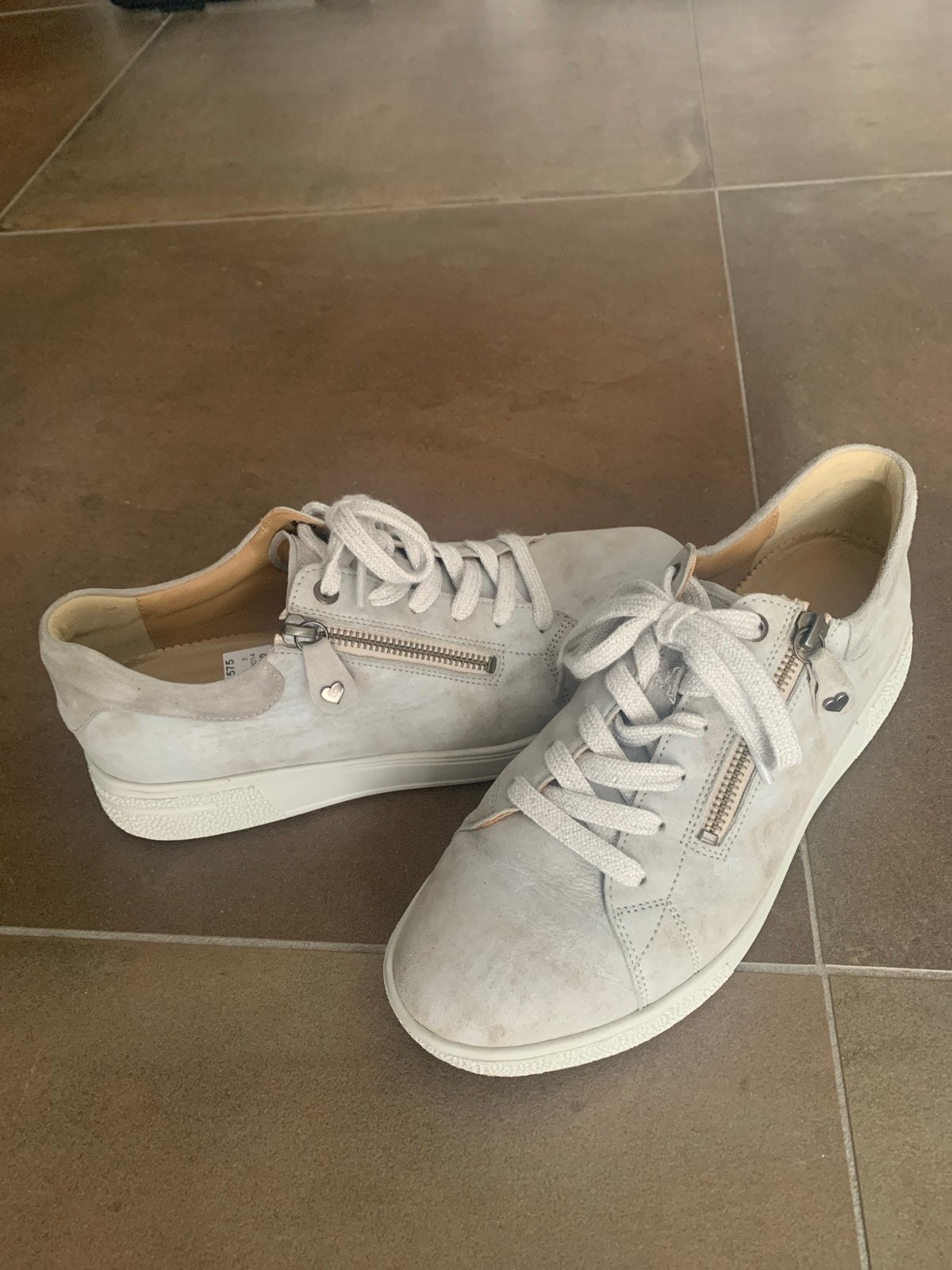 Schoenen van “hartjes”, Kleding | Dames, Schoenen, Nieuw, Ophalen of Verzenden, Sneakers of Gympen, Grijs