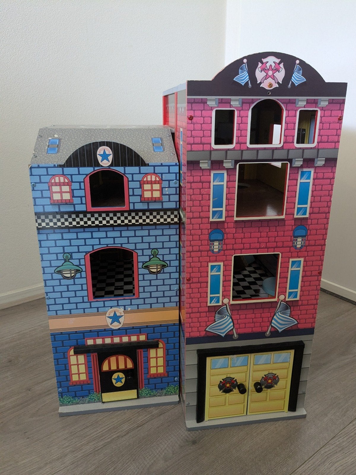Groot houten brandweerkazerne poppenhuis met accessoires, Ophalen