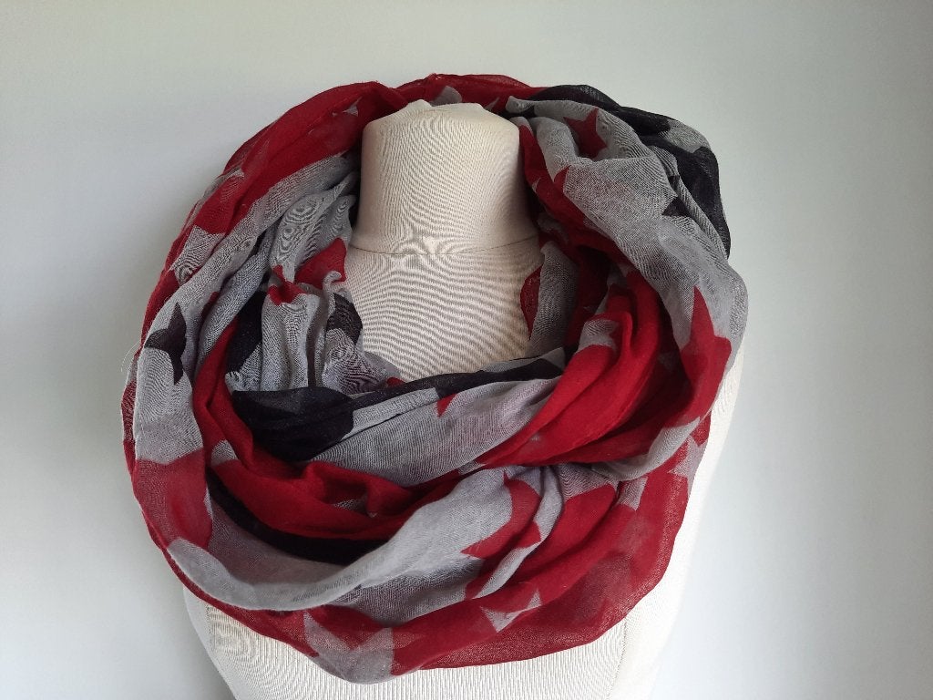 Sjaal kolsjaal grijs rood zwart met sterren, Kleding | Dames, Ophalen of Verzenden, Zo goed als nieuw, Maat 46/48 (XL) of groter
