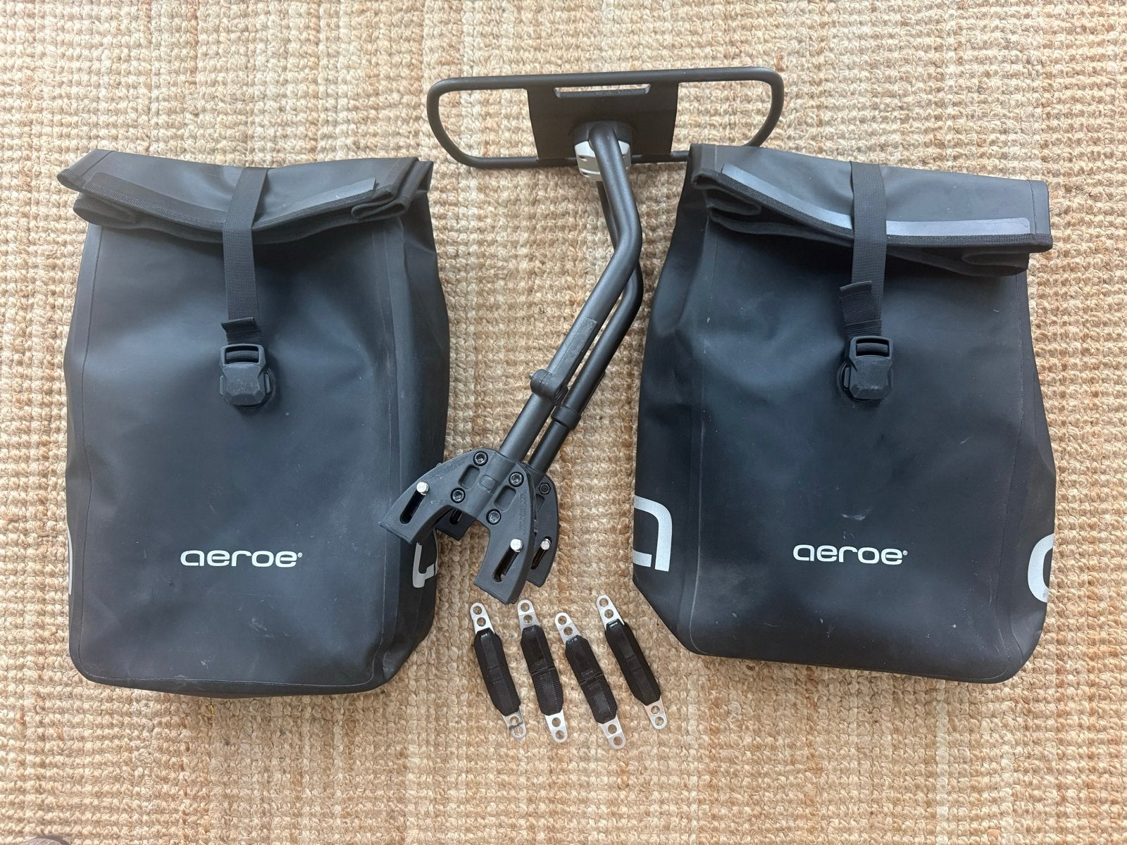 Aeroe Spider Pannier Rack + Pannier Bag Essentials Bundle, Fietsen en Brommers, Fietsaccessoires | Fietstassen, Zo goed als nieuw