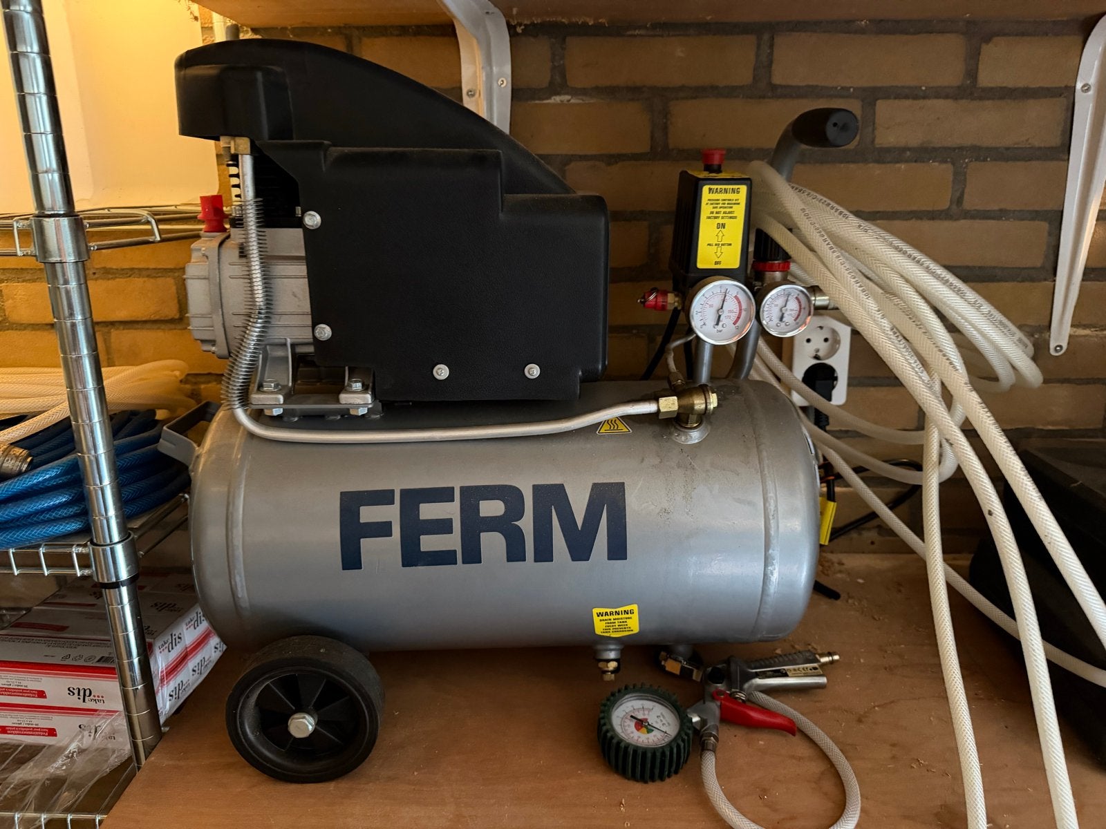 FERM Compressor met nieuwe Tacker en Pneumatische Ratel, Doe-het-zelf en Verbouw, Ophalen, 6 tot 10 bar, Zo goed als nieuw, Minder dan 200 liter/min