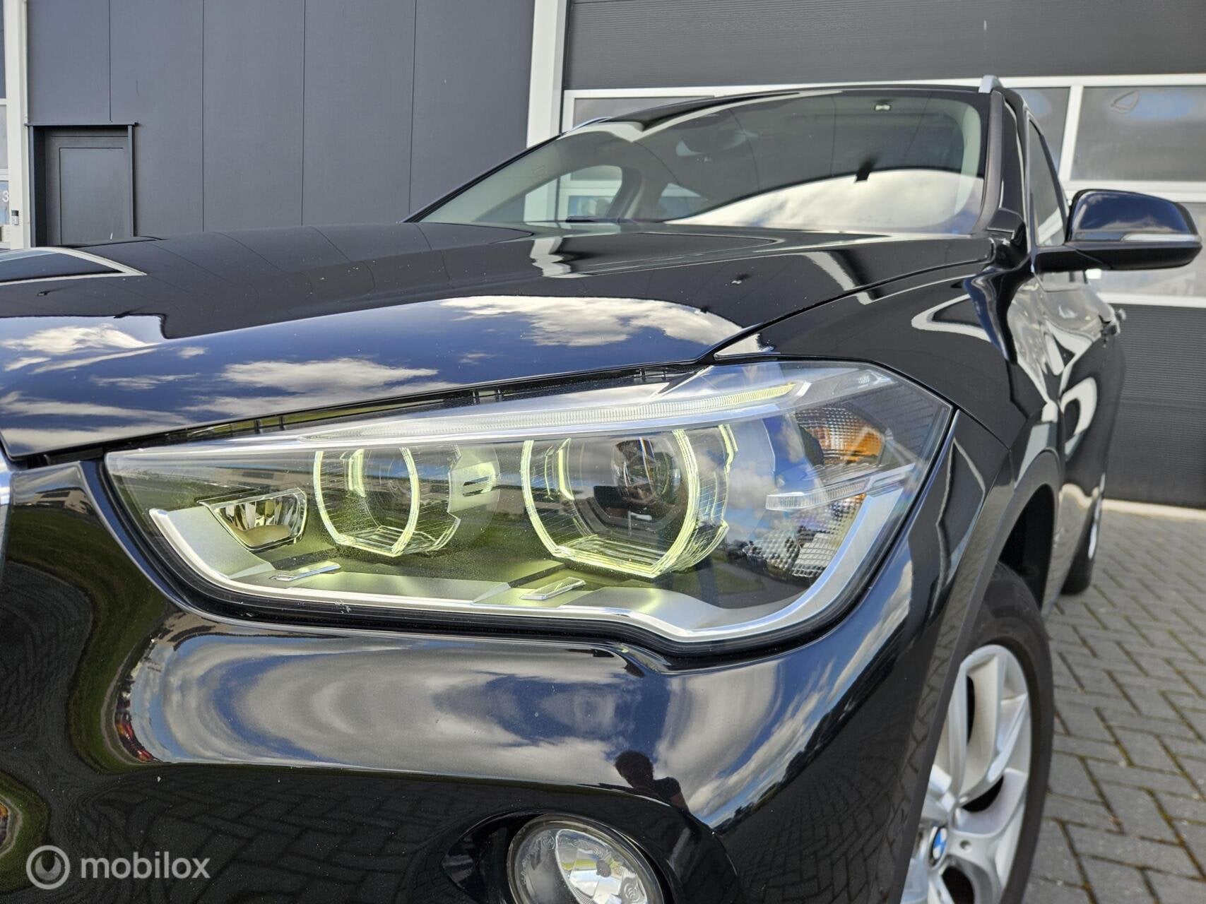 BMW X1 sDrive18i High Executive Automaat HUD | Camera | LED, Dealer onderhouden, Gebruikt, Euro 6, Zwart