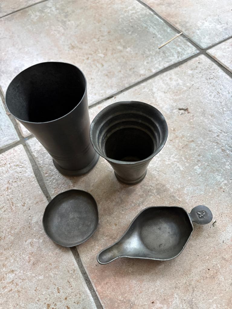 Set van 4 vintage tinnen voorwerpen, waaronder bekers, Antiek en Kunst, Antiek | Tin, Ophalen of Verzenden