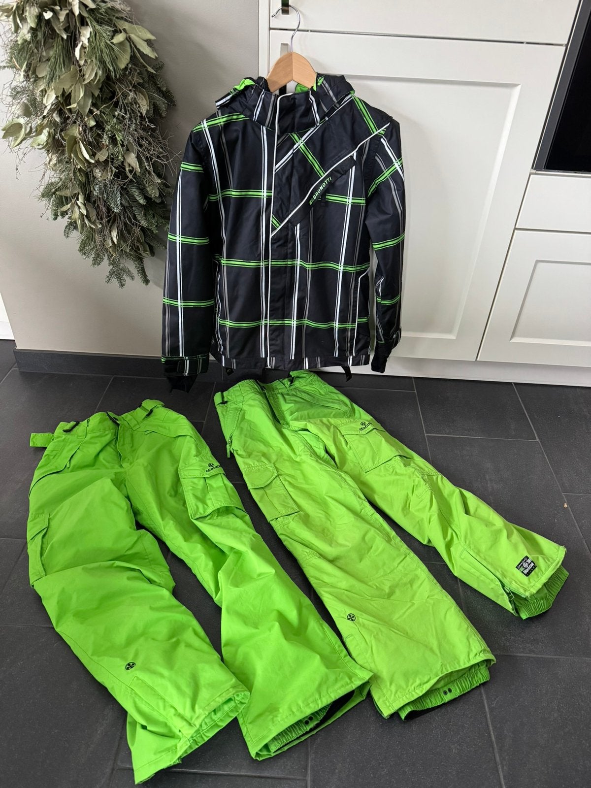 Brunotti skipak maat 152 zwart/groen jas + 2x broek, Kinderen en Baby's, Kinderkleding | Maat 152, Ophalen of Verzenden, Gebruikt