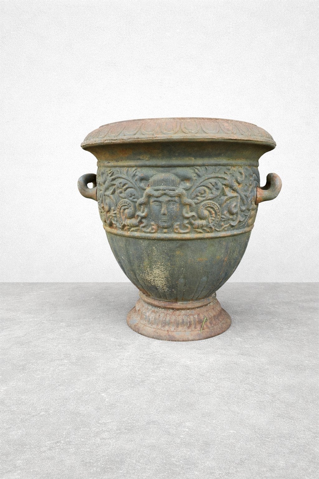 Antieke zware gietijzeren tuinvaas / amfora klassieke stijl, Gebruikt, Rond, Ophalen of Verzenden, Minder dan 25 cm