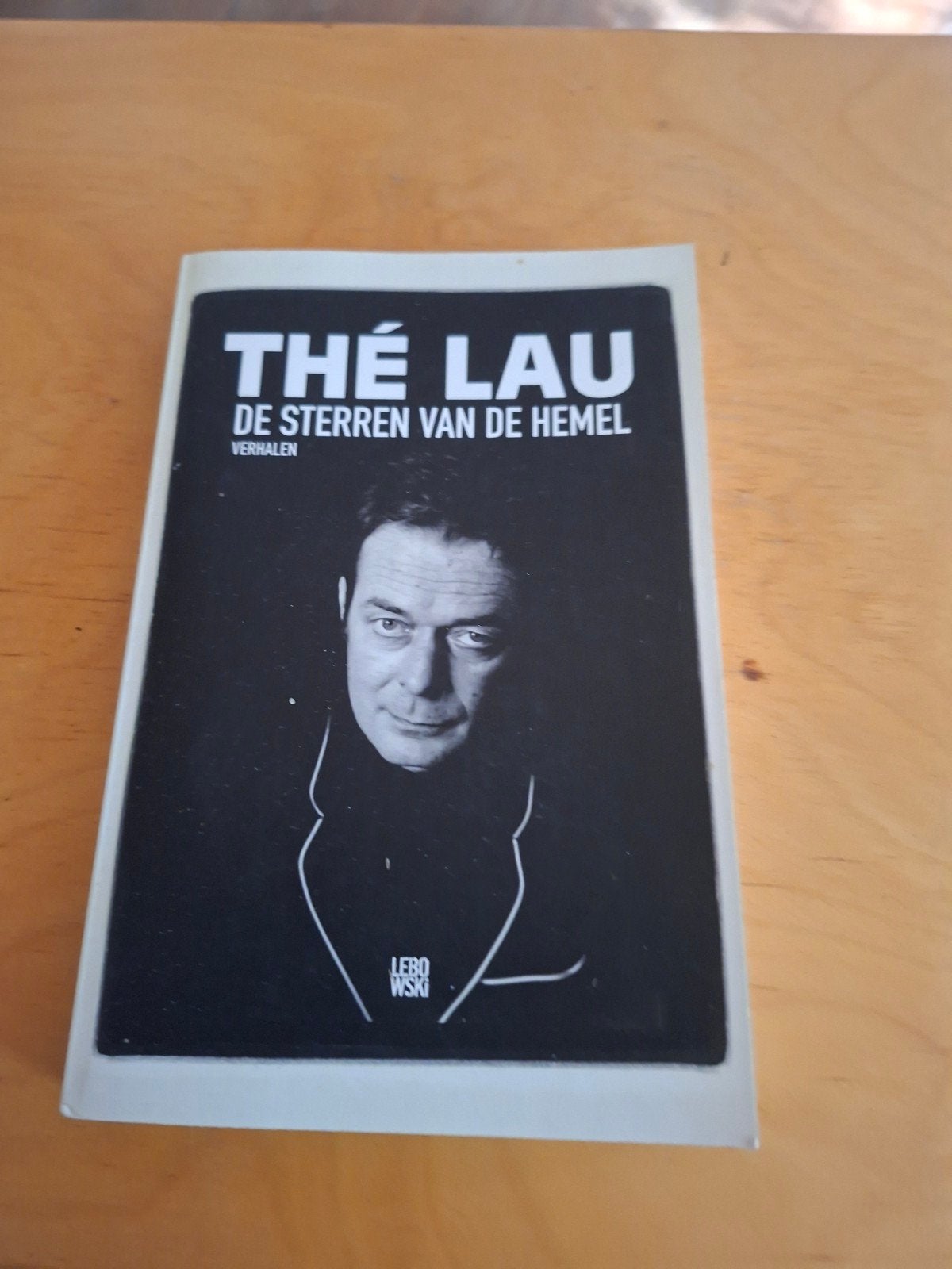 Boek: Thé Lau - De Sterren van de Hemel (Verhalen), Ophalen of Verzenden, Gelezen, Thé Lau
