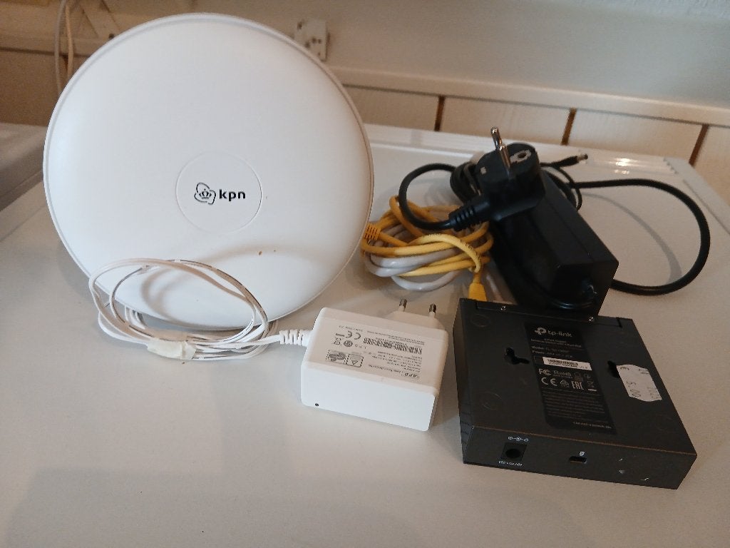 2 KPN VERSTERKERS INCL VERDEEL KASTJES.   BIEDEN., Ophalen of Verzenden, Gebruikt, Router met modem, Kpn