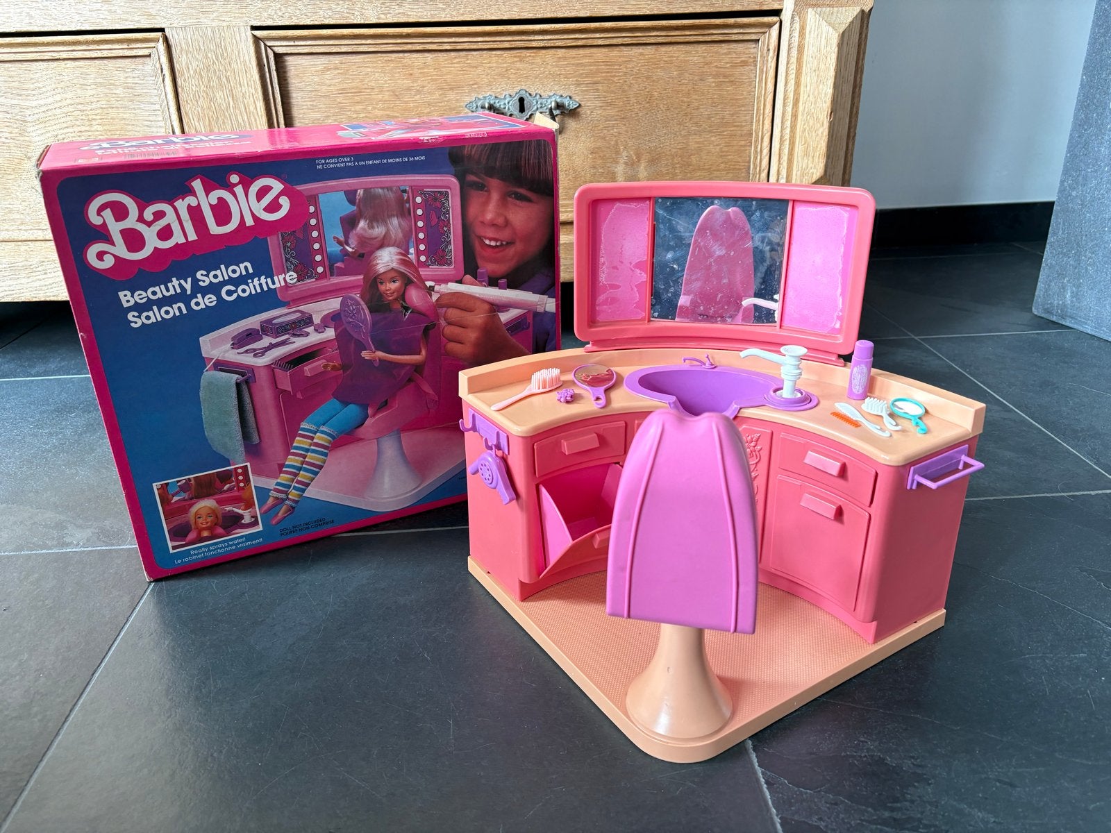 Vintage Barbie Beauty Salon - Kapperszaak met doos, Ophalen of Verzenden, Gebruikt, Barbie