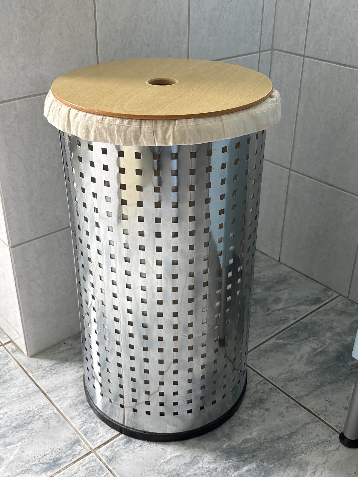 Metalen wasmand met houten deksel, Ophalen, Gebruikt, Zilver, Metaal