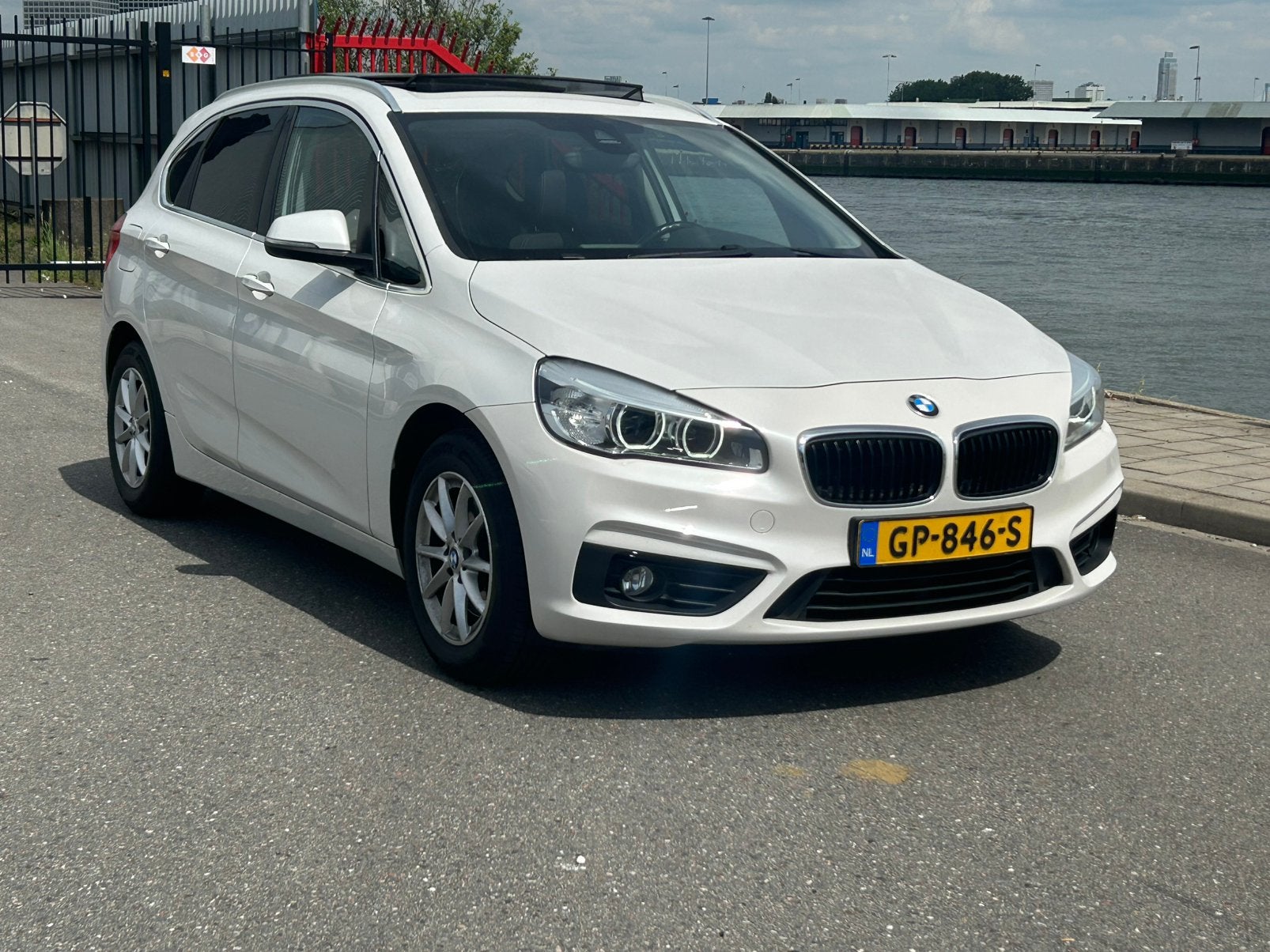 BMW 2-Serie Active Tourer 218i AUT PANO NAVI ECC PDC LED, Auto's, Dealer onderhouden, Wit, Origineel Nederlands, Bedrijf