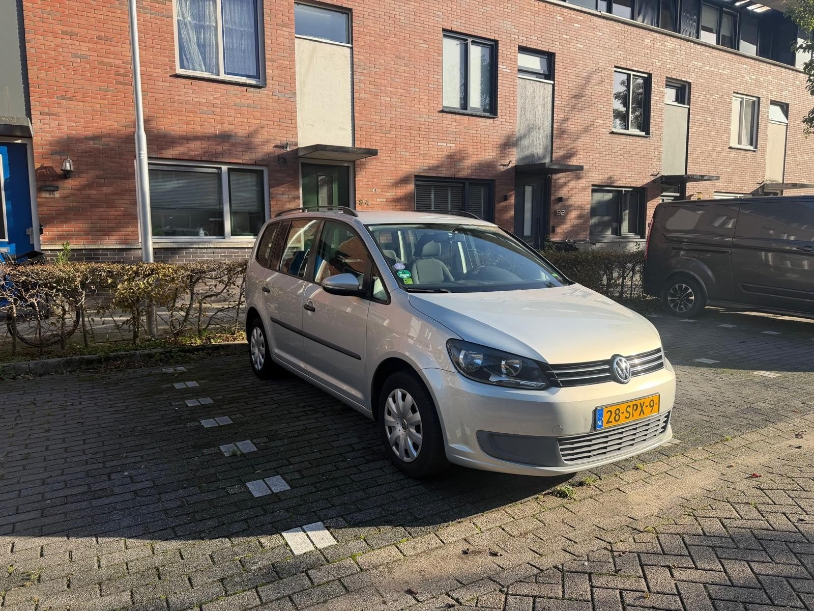 Volkswagen Touran 1.2 TSI 77KW BMT 7P 2011 Grijs, 730 kg, 4 cilinders, Origineel Nederlands, 75 €/maand