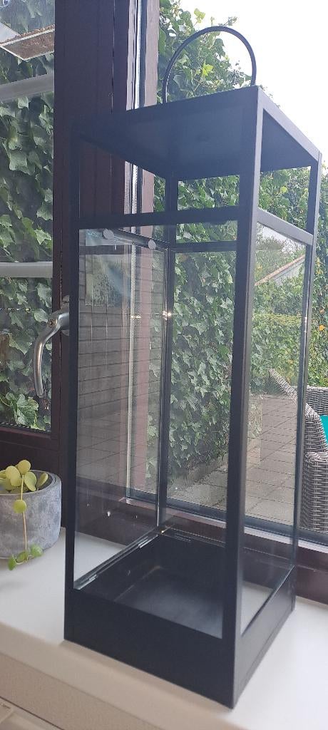 Zwarte lantaarn, Huis en Inrichting, Woonaccessoires | Kandelaars en Kaarsen, Ophalen, Gebruikt, 50 tot 75 cm, Zwart