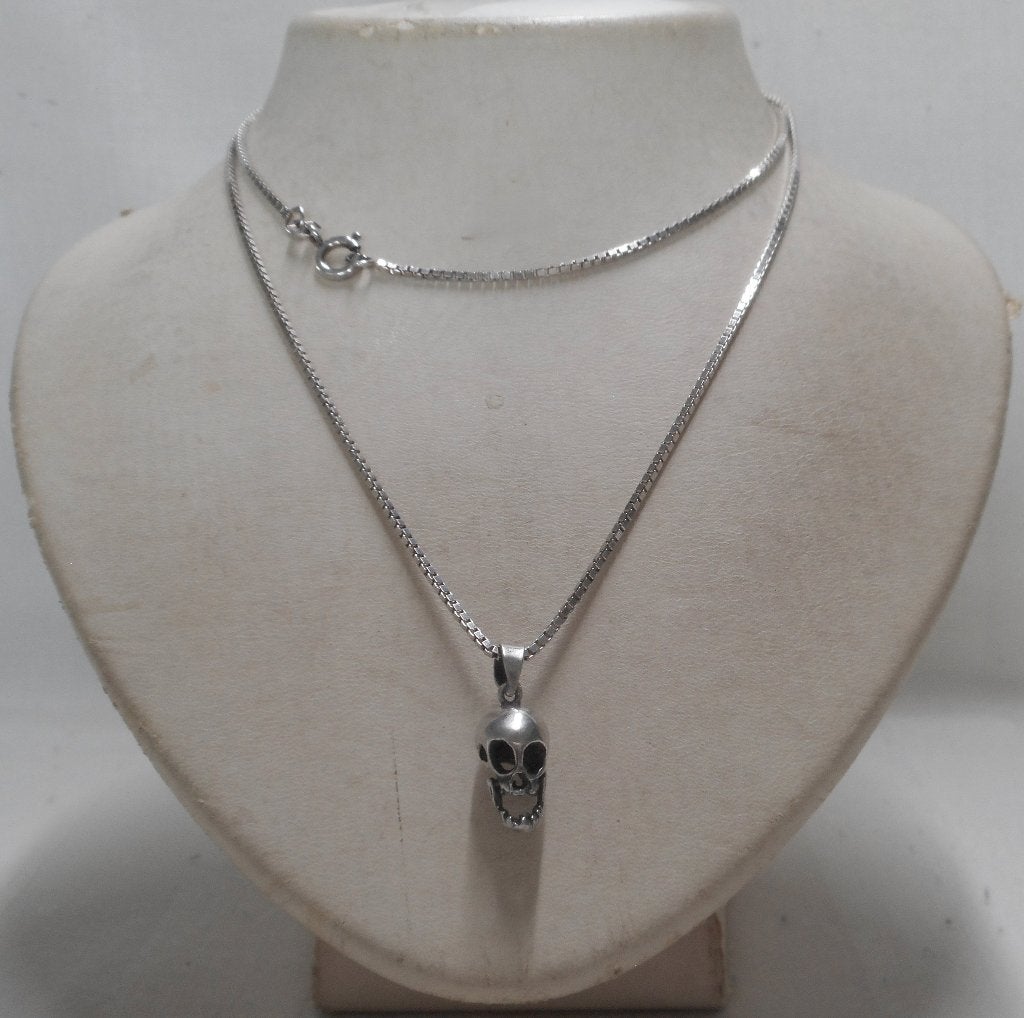 Zilveren lange ketting met doodskop hanger nr.1486