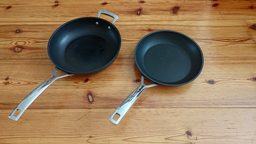 2x Le Creuset Anti-aanbak koekenpannen 24 en 26 cm, Gebruikt, Ophalen of Verzenden, Rvs, Antiaanbaklaag