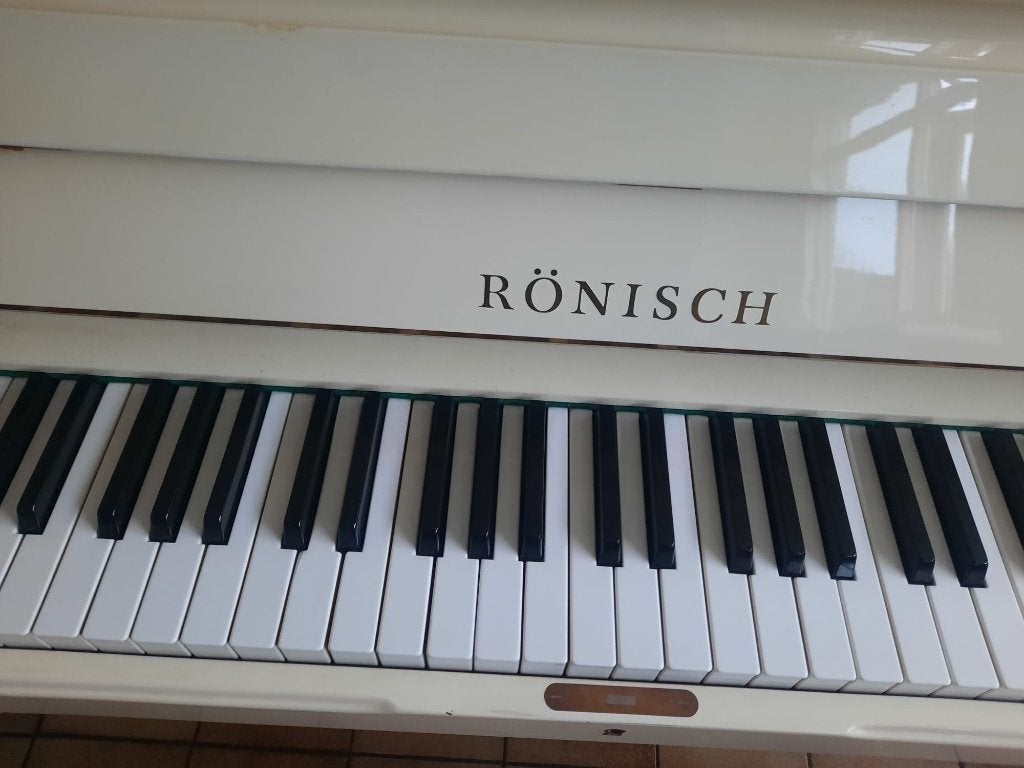 Witte Ronisische piano te koop