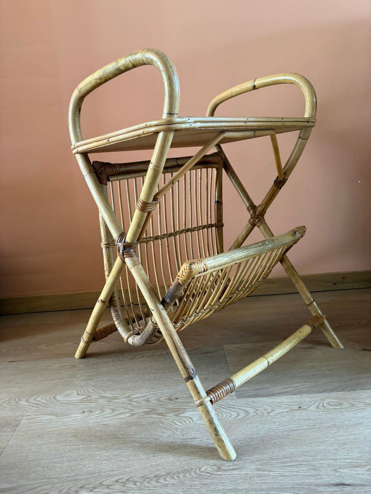 Vintage rotan lectuurtafeltje, Huis en Inrichting, Woonaccessoires | Krantenbakken en Lectuurbakken, Ophalen, Zo goed als nieuw