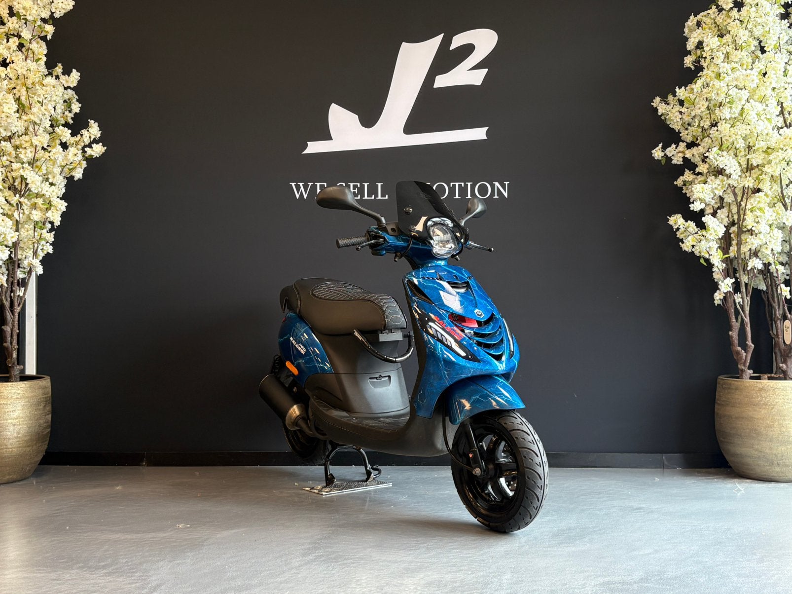 Piaggio Zip | Airbrush Blu | Brom | 2024 | 10.449 km | 1 eig