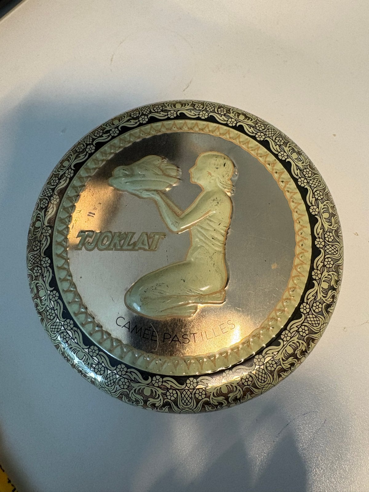 Vintage Blik voor Chocolade - Tjoklat Camée Pastilles, Verzamelen, Blikken, Ophalen of Verzenden, Gebruikt, Overige, Overige merken