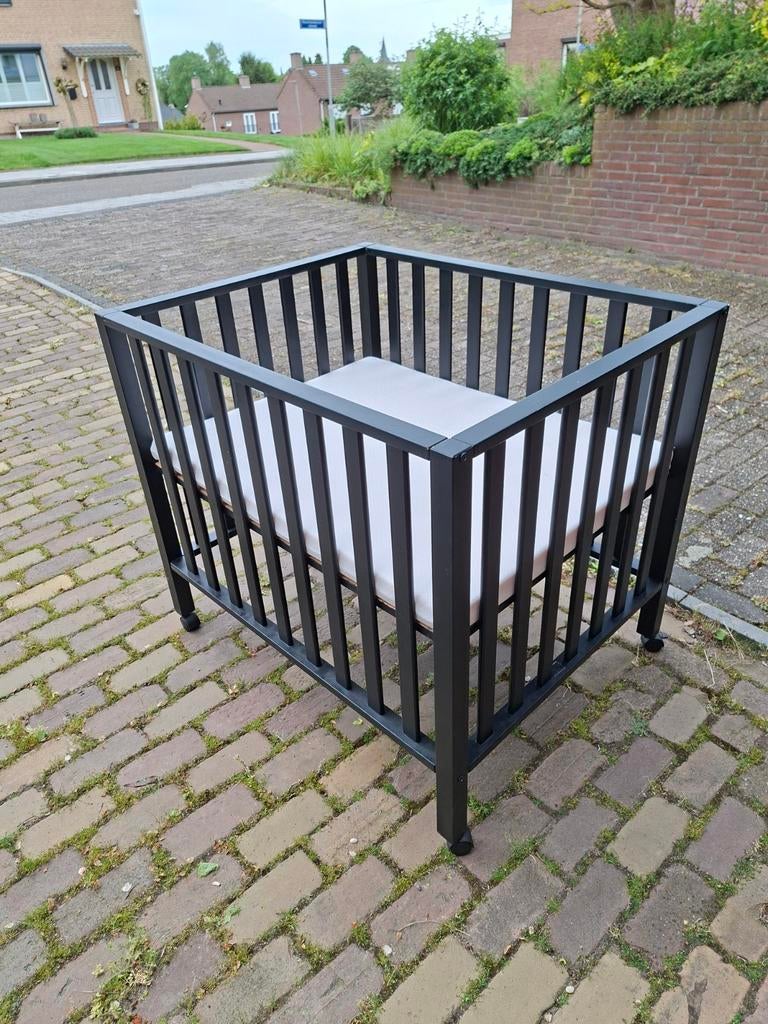 Zwarte box / kinderbox op wielen (incl matras), Ophalen, Gebruikt, Wieg
