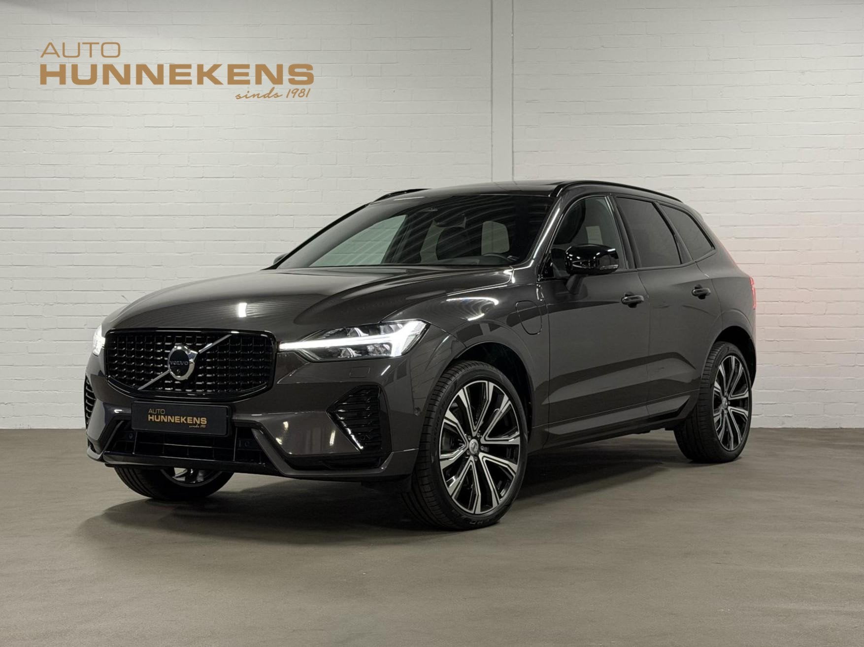 Volvo XC60 2.0 T6 Plug-in hybrid AWD Plus Dark SOH 99% Long, 12 maanden, Gebruikt, 4 cilinders, Leder