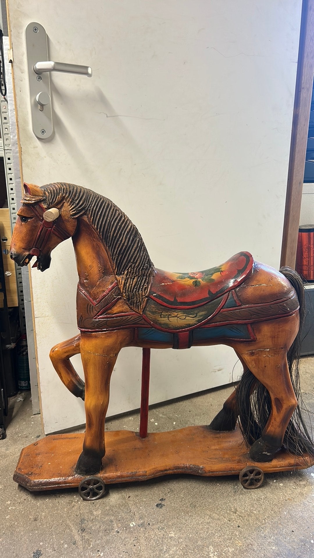 Oud houten paard van draaimolen, Ophalen, Gebruikt