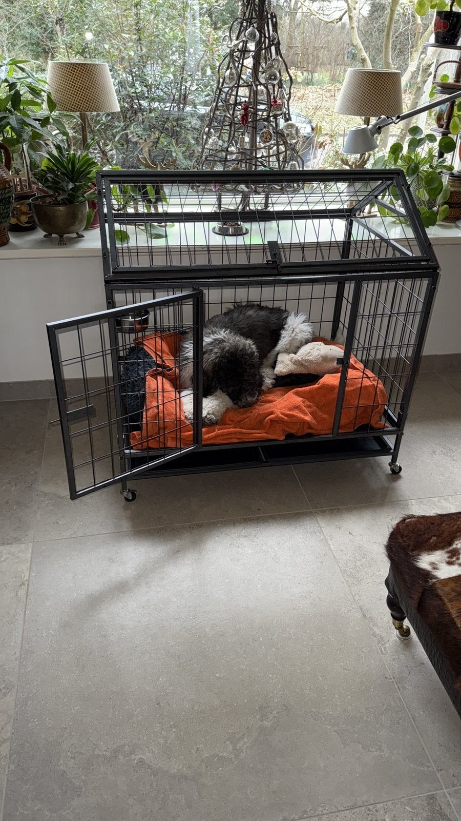 Ruime bench met dak zodat je hond goed kan staan, op wielen, Ophalen, Gebruikt