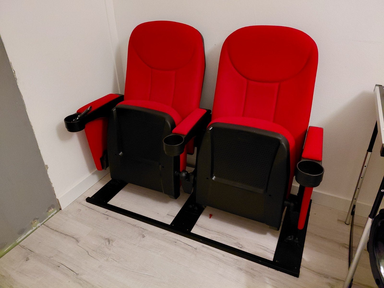 2x Rode bioscoopstoelen met bekerhouders, Huis en Inrichting, Ophalen, Gebruikt, Twee, Stof