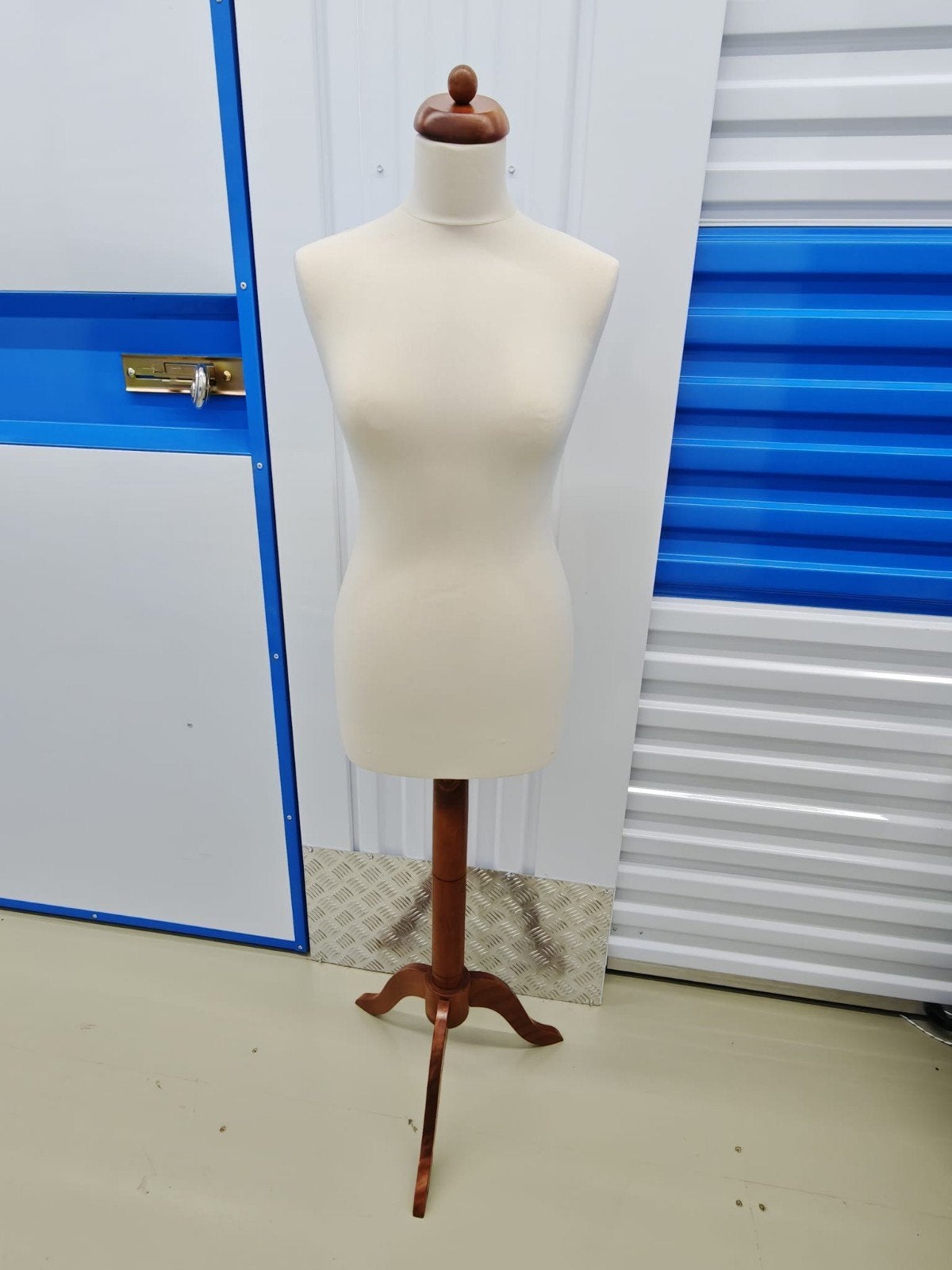 Paspop / etalagepop dames - crème stof met houten voet, Ophalen, Gebruikt, Paspop