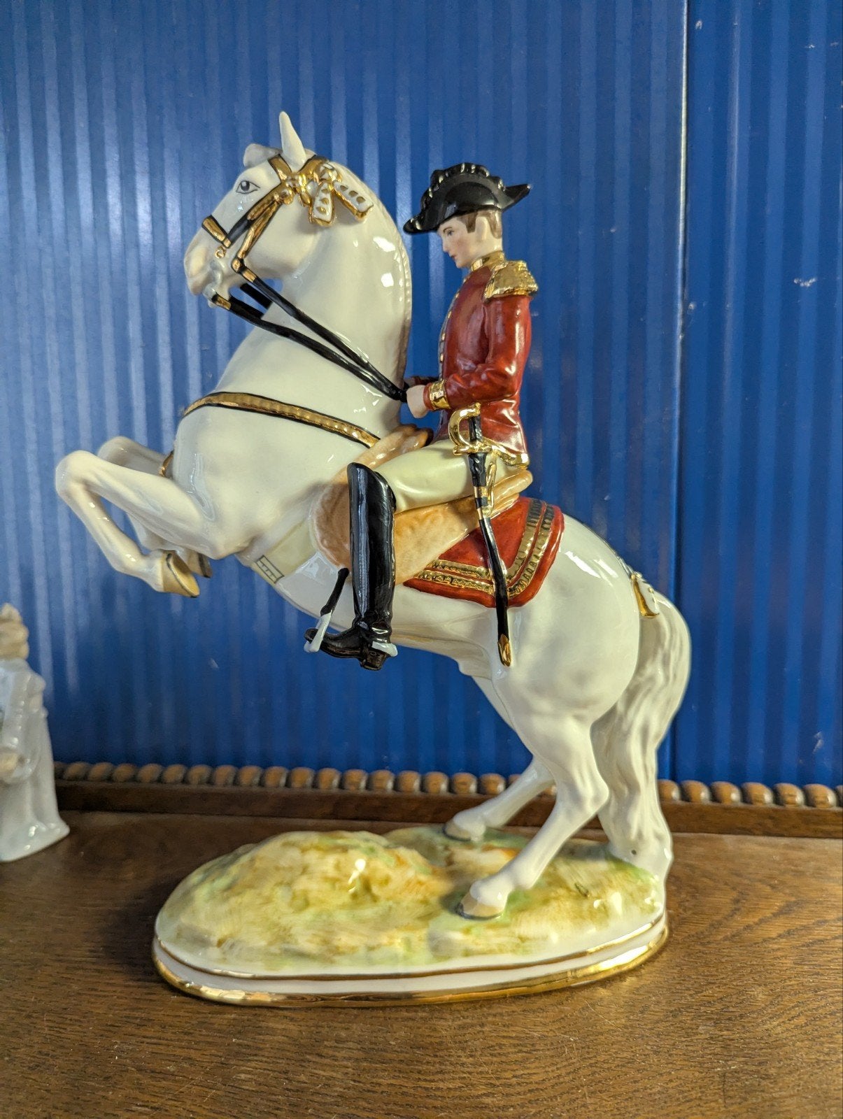 Porseleinen beeld van ruiter te paard, klassieke stijl, Antiek en Kunst, Ophalen of Verzenden