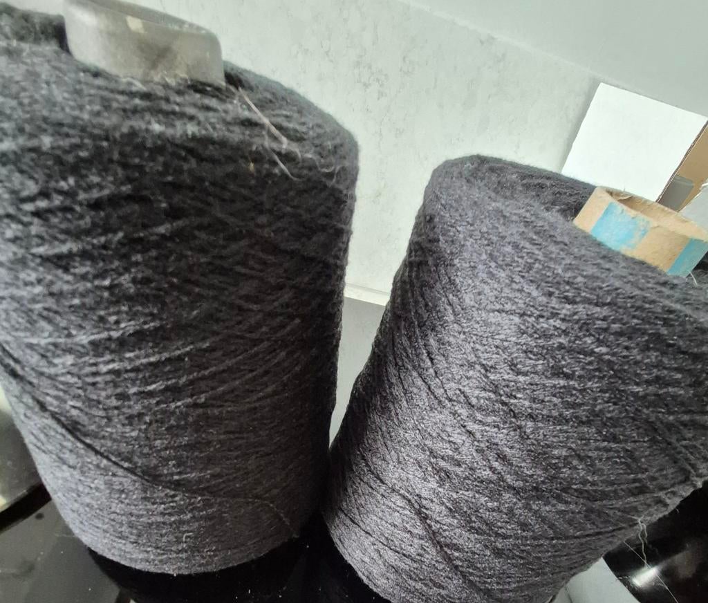 Breimachine garen op koon kleur zwart p.st €10, Hobby en Vrije tijd, Ophalen of Verzenden, Nieuw, Breien of Haken, Wol of Garen