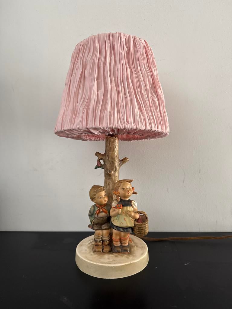 Vintage Hummel schemerlamp met kinderfiguren en roze kap, Antiek en Kunst, Antiek | Lampen, Ophalen of Verzenden
